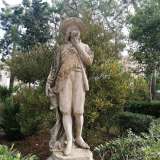 ...scoviamo anche due statue raffiguranti Renzo...